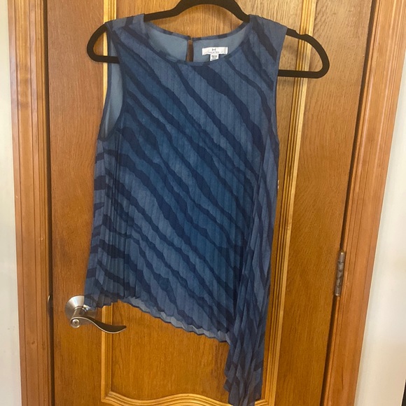 Halston sunburst sleeveless plated blouse NWT - Picture 2 of 6